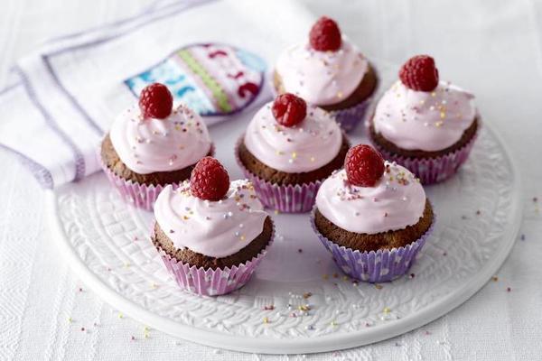 raspberry-marshmallow cupcakes