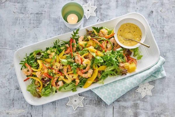 salad with fried shrimps and mango-garlic sauce