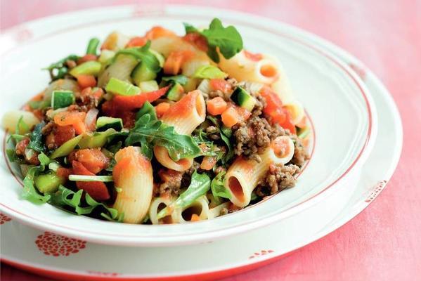 macaroni with vegetable-minced meat sauce