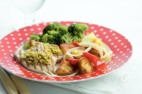 grilled turkey breast with olives and broccoli