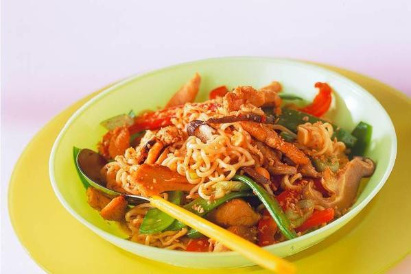 chow mein with snow peas and chicken