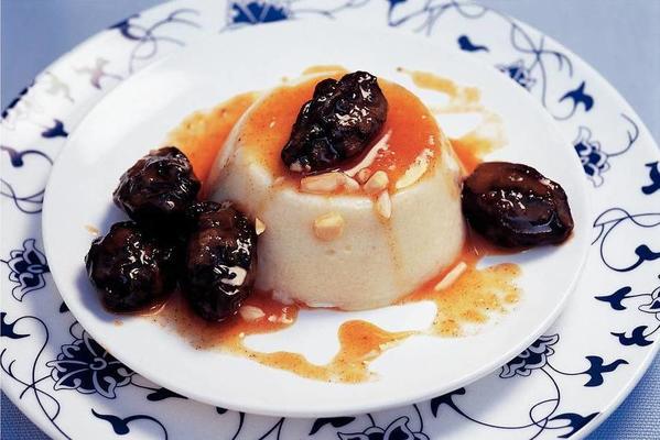 semolina pudding with stoned plums