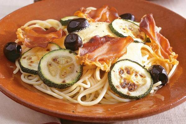 spaghetti with zucchini and pepper pesto