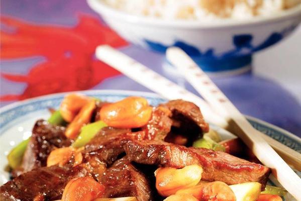 steak with cashew nuts in oyster sauce