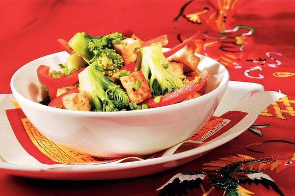 stir-fried tofu with paprika and broccoli