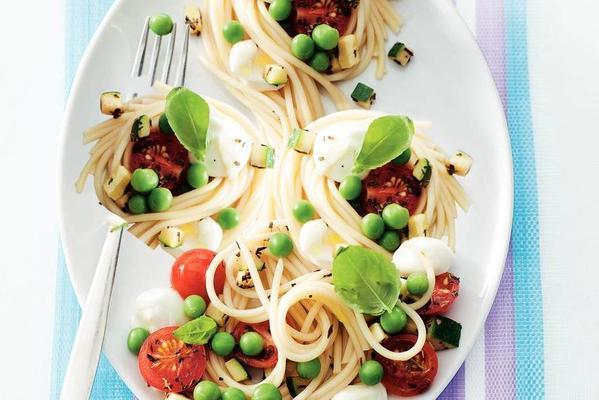 spaghetti with garden peas and mozzarella