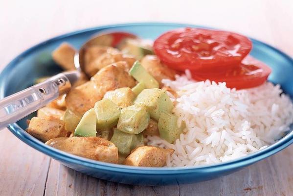 chicken tikka with avocado and cucumber