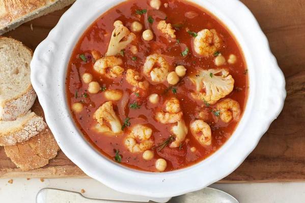 tomato soup with shrimps and chickpeas