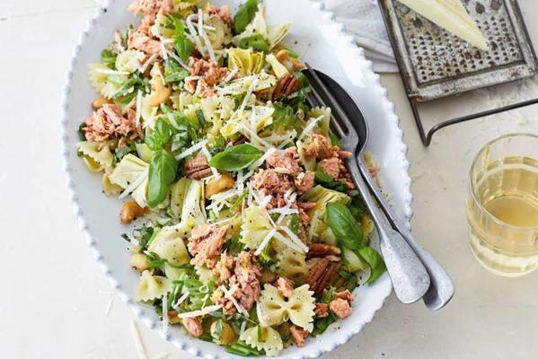 lukewarm pasta salad with tuna, artichoke hearts and string beans