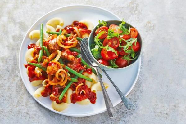 shell pasta with chicken and tomato-rucola salad