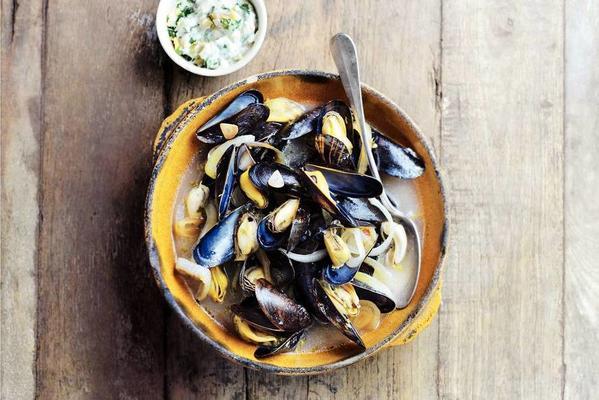 mussels with pickles sauce