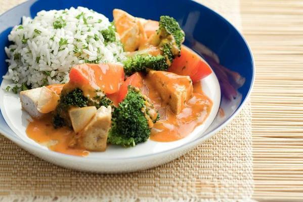 thai curry of tofu and broccoli