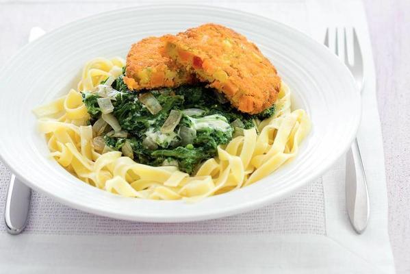 vegetable disc with spinach in cream sauce