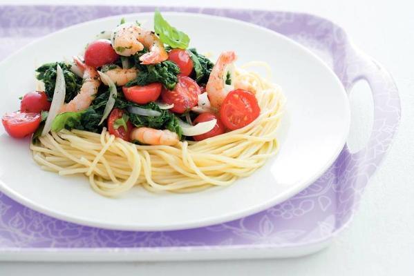 spaghettini with shrimps and spinach