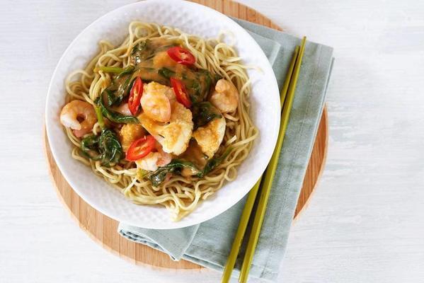 noodles with shrimp and spinach in coconut sauce