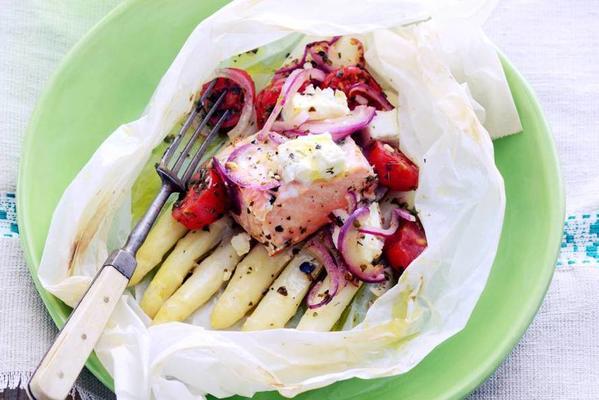 salmon packages with asparagus and white cheese