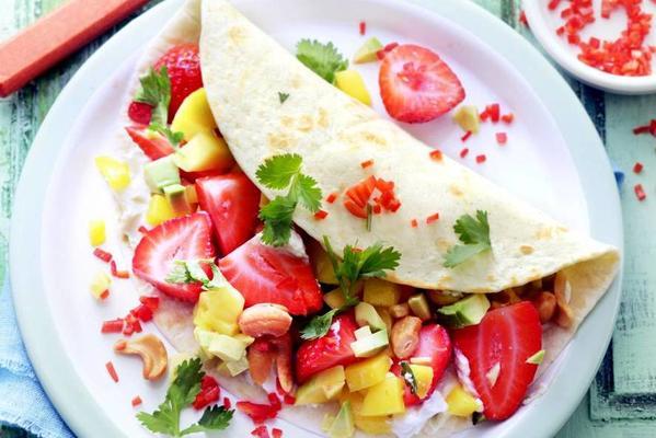lunchwrap with strawberries, avocado and mango