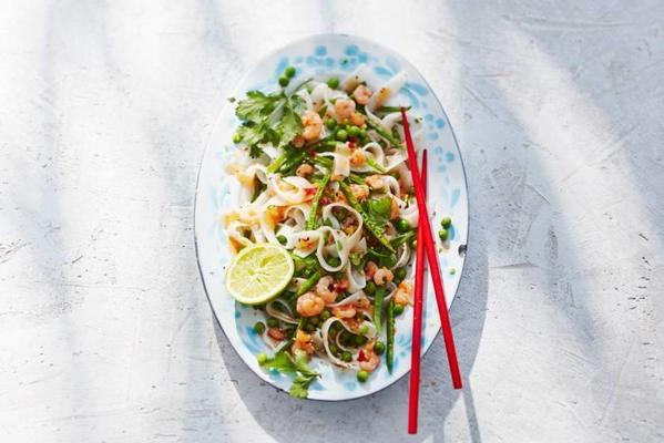 noodle salad with prawns and snow peas