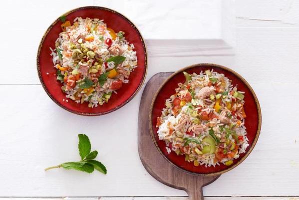 lukewarm rice salad with tuna, paprika and mint