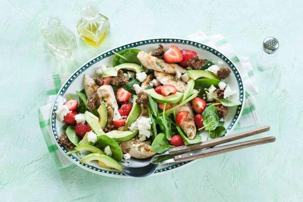 spinach salad with grilled chicken, strawberries and white cheese