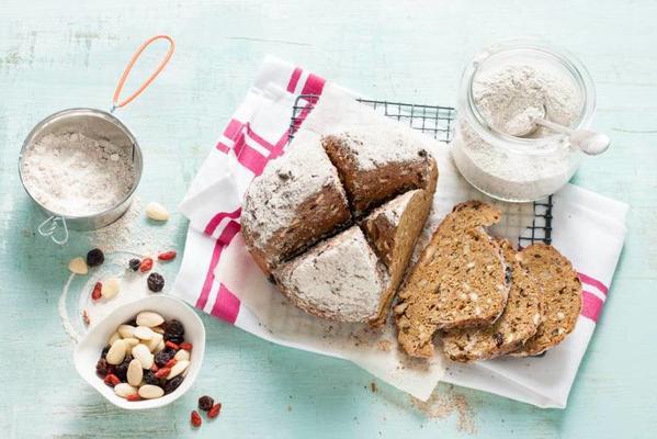 rye bread with nuts and berries
