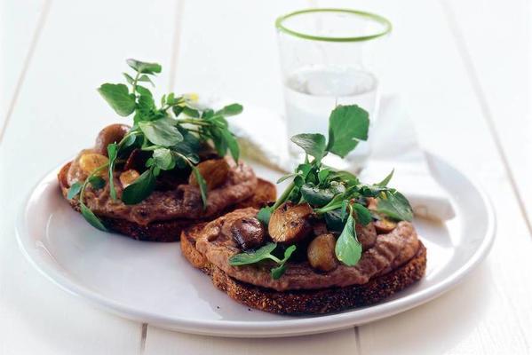 meal crostini with spicy bean spread, garlic and mushrooms