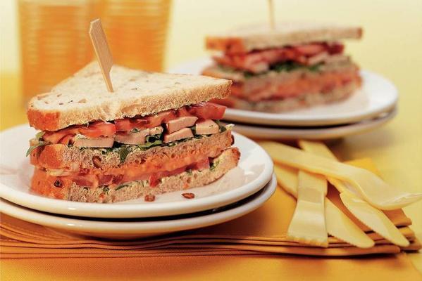 club sandwich with rucola cream, shrimp and chicken