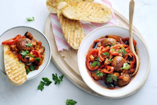 spanish meatballs with peppers and bread