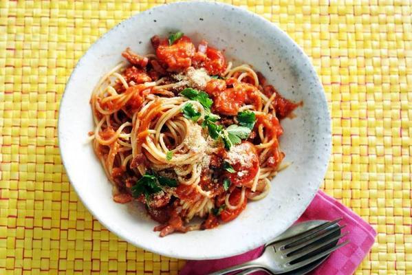spicy spaghetti with tomato and bacon