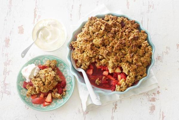 oatmeal crumble with maple syrup and fruit