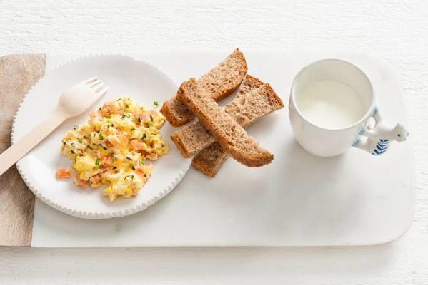 popper: scrambled eggs with tomato and basil 10-12 months