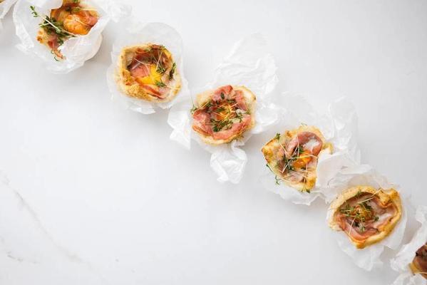 breakfast quiches of bread, bacon and egg