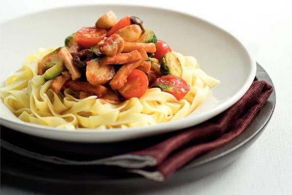 tagliatelle with smoked chicken in vegetable sauce