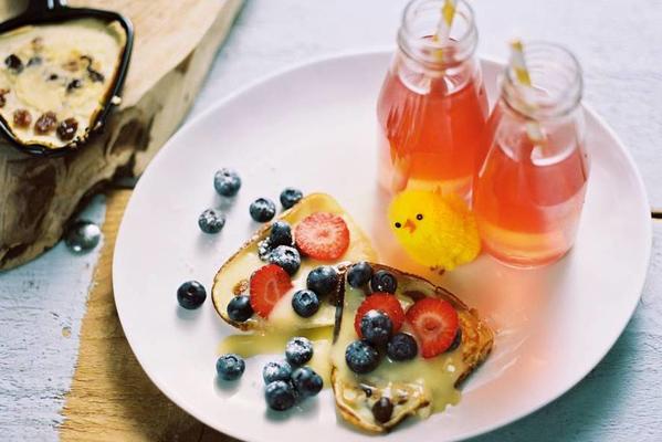 raisin pancakes with lemon curd