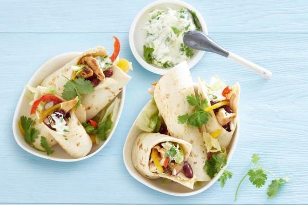 Mexican wraps with chicken, kidney beans and peppers