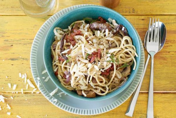 fast spaghetti with mushrooms and bacon