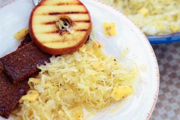 sauerkraut salad with grilled apple and cheese