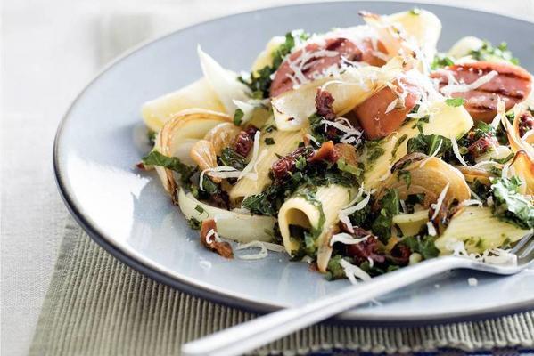 pasta with kale and dried tomato