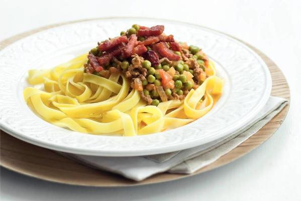 tagliatelle with bacon, minced meat and vegetables