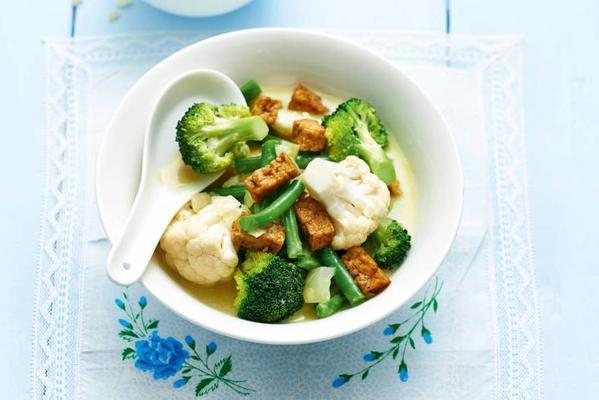 vegetables in thai curry sauce