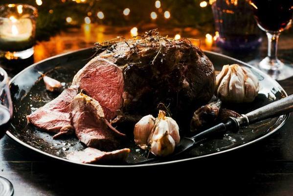 roasted leg of lamb with thyme, shallot and garlic