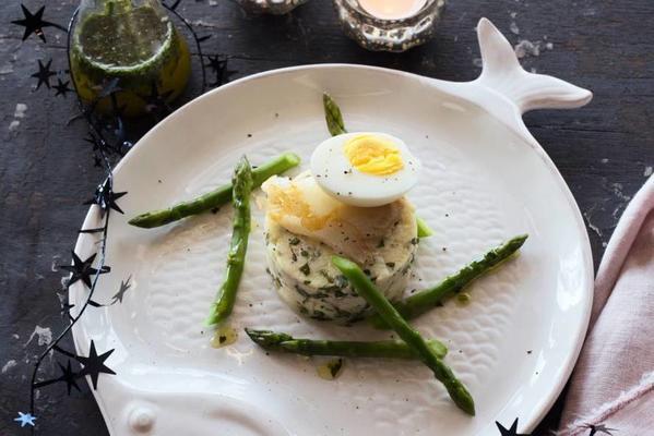 smoked trout puree with dragondressing and asparagus