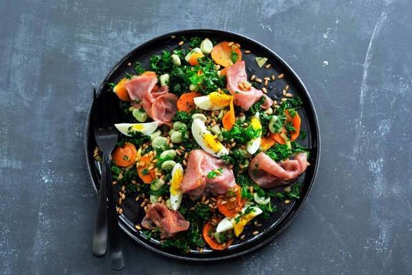 spelled with broad beans, stir-fry vegetables, smoked meat and egg
