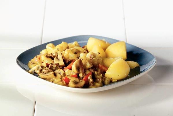 cauliflower-minced meat dish with curry