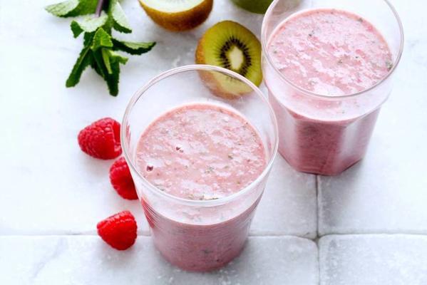 smoothie with oatmeal, raspberry and mint