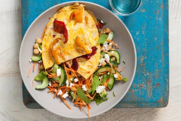 paprika omelette with salad