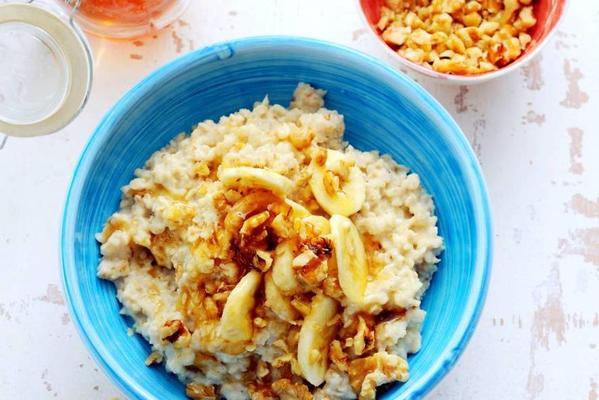 porridge with banana and walnut