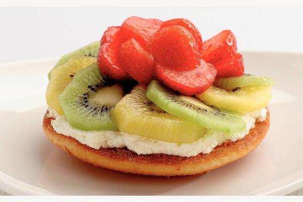 summery eggbread with kiwi and strawberries