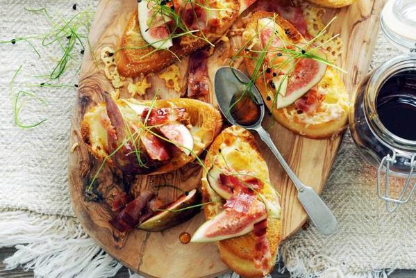 crostini with emmental, fig and bacon crumbs