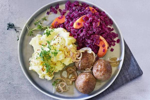 meatballs and red cabbage with speculaas spices